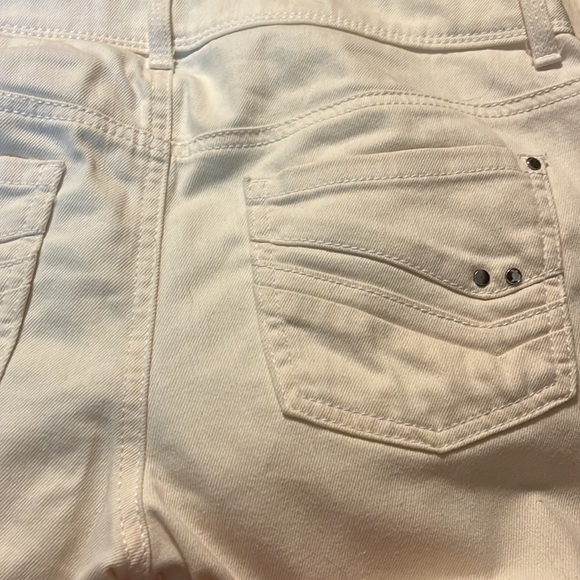 Chico’s Platinum Ankle Jeans. Light Cream color. Size 0. Cool Pocket Design!! - Picture 6 of 6
